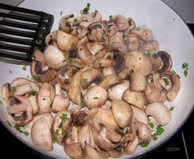 Mushrooms cooked in wine and coriander