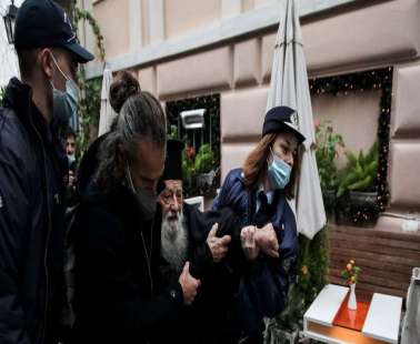 Eπεισόδιο με ιερέα κατά του Πάπα έξω από την Αρχιεπισκοπή Αθηνών