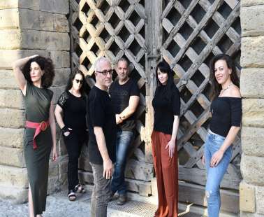 «Ζεστή Βροχή Αγάπη»