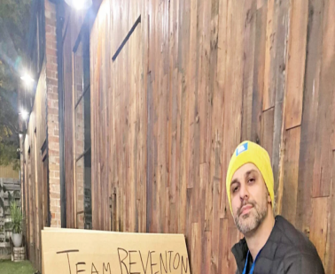 Κύπριος CEO βγήκε στους δρόμους για να μαζέψει χρήματα για τους άστεγους
