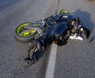 Μοτοσικλετιστής προσέκρουσε σε περιτοίχισμα οικίας