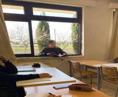 Μαθητής λυκείου παρακολουθούσε μάθημα από το παράθυρο της τάξης