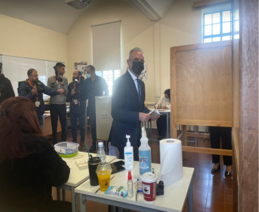Αβέρωφ:Συνοδευόμενος από τη σύζυγό του και στελέχη του Δημοκρατικού Συναγερμού άσκησε το εκλογικό του δικαίωμα ο υποψήφιος και Πρόεδρος του ΔΗΣΥ
