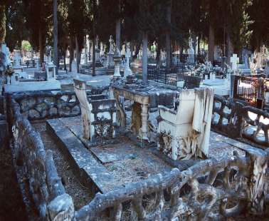 Η οικογενειακή τραγωδία και το μυστικό του πιο περίεργου τάφου της Ελλάδας