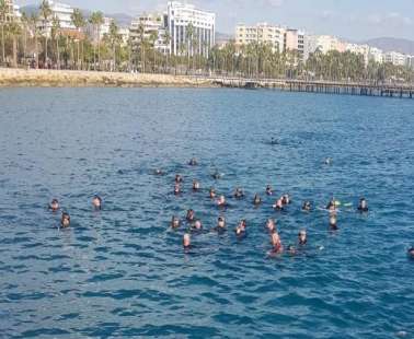 Κολύμπησαν στα παγωμένα νερά για τους «Μικρούς Ήρωες»