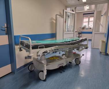 Άφησαν για ώρες συνάνθρωπο μας με εγκεφαλικό σε φορείο στους διαδρόμους του νοσοκομείου