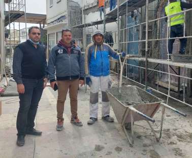 Σύροι εθελοντές αποκαθιστούν διατηρητέο κτήριο στη Δημοτική Αγορά