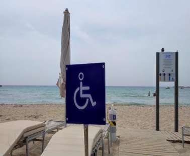 Η πρώτη προσβάσιμη παραλία για άτομα με προβλήματα όρασης στην Αγία Νάπα