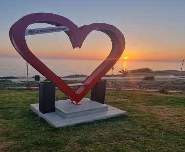 Μια μεγάλη κόκκινη καρδιά εμφανίστηκε στην Πάφο