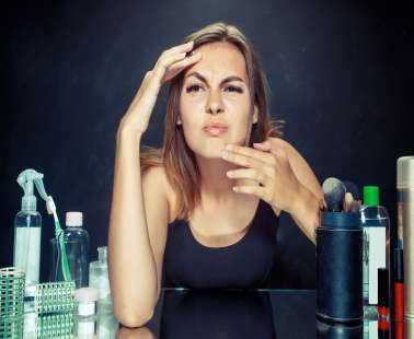 5 συνήθειες στο skincare που αφήνουν την επιδερμίδα θαμπή και άτονη