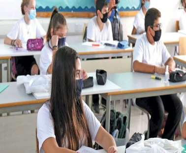 Εκπαιδευτικός πήγαινε με συμπτώματα σχολείο
