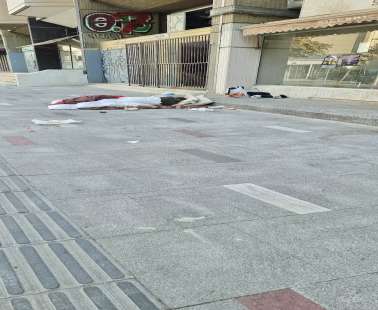 ΛΕΥΚΩΣΙΑ: Πατέρας και γιος κοιμούνται στο πεζοδρόμιο σε πολυσύχναστη οδό