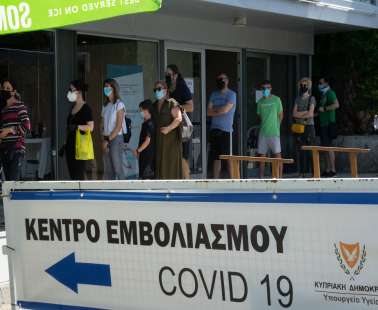 Γυναίκα στην Κύπρο πέθανε ενώ περίμενε να εμβολιαστεί