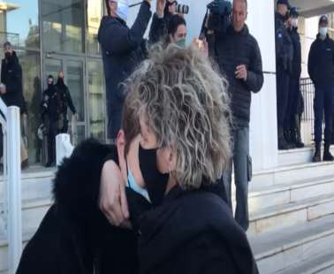 H συγκλονιστική αγκαλιά ανάμεσα στη μάνα Τοπαλούδη και τη μάνα της Γαρυφαλλιάς