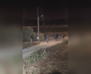 [ΒΙΝΤΕΟ]: Η στιγμή που ομάδα μεταναστών περνά από τα κατεχόμενα στην Περιστερώνα και τι δήλωσαν οι αρμόδιοι