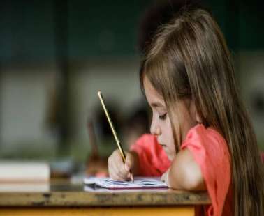 Tips για να βοηθήσεις το παιδί σου να βελτιώσει την προσοχή στην τάξη