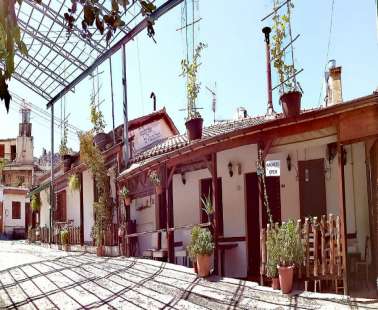 Ιδιοκτήτης ταβέρνας κερνάει τα αποθέματα ένα βράδυ πριν το κλείσιμο