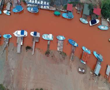 Ένα εντυπωσιακό κόκκινο χρώμα πήρε ο ποταμός του Λιοπετριού