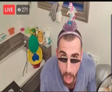 O DJ Andrew S έκανε live από την τουαλέτα (!) του σπιτιού του