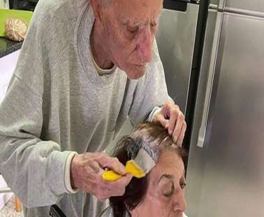 92χρονος βάφει τα μαλλιά της γυναίκας του