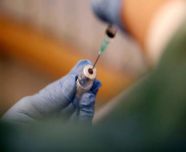 Εμβόλιο κορονοϊού: Τι λέει η 32χρονη που παρουσίασε αλλεργική αντίδραση