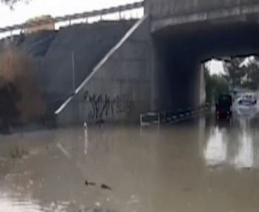 Κόρνος: Πλημμύρησε υπόγεια γέφυρα