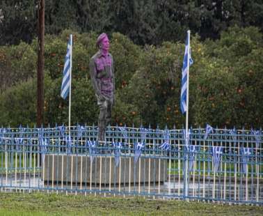 Άγνωστοι έβαψαν (ξανά) ροζ τον ανδριάντα του Γρίβα