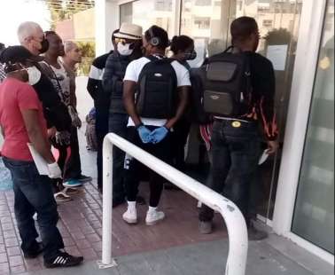 Αλλοδαποί κατασκηνώνουν απο βραδύς έξω απο το Γραφείο Κοινωνικών Υπηρεσιών, προκειμένου να πάρουν σειρά και να αποφύγουν την ουρά