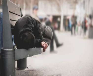 Αστυνομίκος έδωσε χρηματικό ποσό σε άστεγο στην Πάφο ακόμα ένας συμπατριώτης μας στον δρόμο