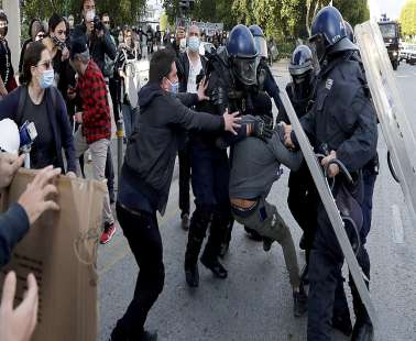 Ξαπολούν μας σαν τα αρνιά...