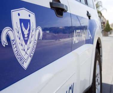Τον γρονθοκόπησε, τον λήστεψε και έβαλε φωτιά στο όχημά του