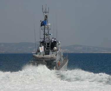 Αστυνομικός βούτηξε με τα ρούχα και έσωσε ανήλικη που ήταν αναίσθητη στη θάλασσα
