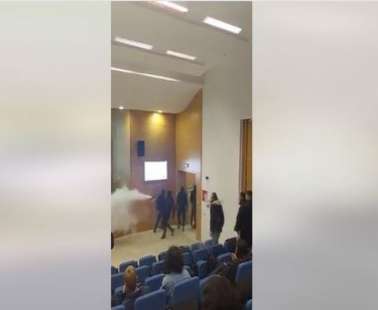 Άγρια ομοφοβική επίθεση από κουκουλοφόρους σε εκδήλωση της Accept-LGBTI (vid)