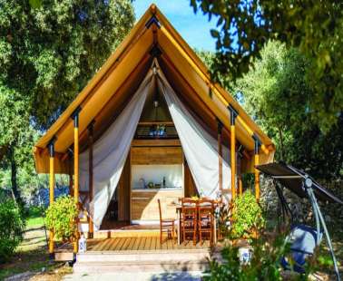 Προχωρά το glamping, έρχονται και οι ξενώνες