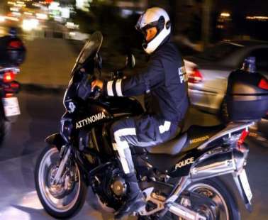 Κοκαίνη στο ταξί που παρέσυρε αστυνομικούς - Καταζητείται ο 53χρονος