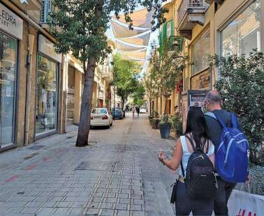 Οι μετανάστες έχουν μετατραπεί σε καταστηματάρχες, εκτελούν επιχειρηματικές δραστηριότητες χωρίς κανένα έλεγχο