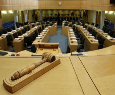 Θα μαζεύεις υπογραφές και θα καταθέτεις προτάσεις στη Βουλή