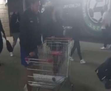Ποδοσφαιριστής αποχώρησε τραυματίας με... καρότσι σούπερ μάρκετ!