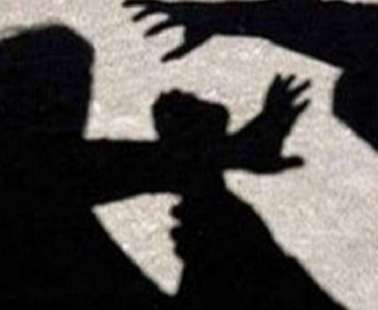 Έβριζε την κόρη έξω από το σπίτι - Έδειρε τον πατέρα