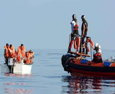 Ανοιχτά της Κύπρου δύο πλοιάρια με μετανάστες