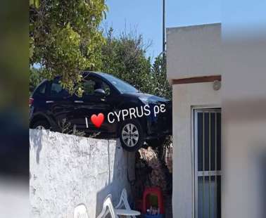 Κυπριακό! Πάρκαρε στον... αέρα το όχημά του μπροστά σε οικία