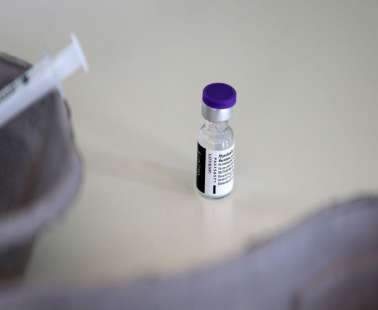Γερμανία: Πρόωρα προβλήματα χρήσης του εμβολίου από ατομικά λάθη