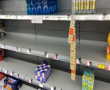 Αγγλία: Αδειάζουν τα ράφια στα σούπερ μάρκετ