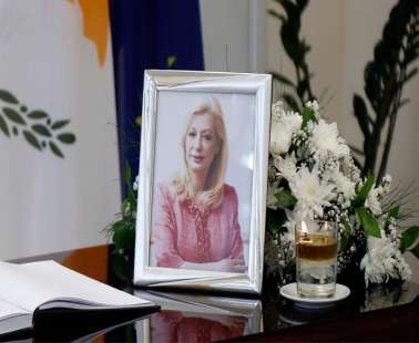 Το ύστατο χαίρε στη Ζέτα Αιμιλιανίδου - Σε λαϊκό προσκύνημα η σορός