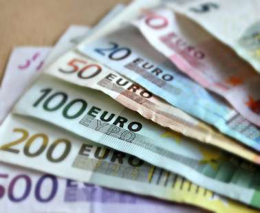 Βρήκε 11.600 ευρώ σε φάκελο στο πάρκινγκ ενός πολυκαταστήματος