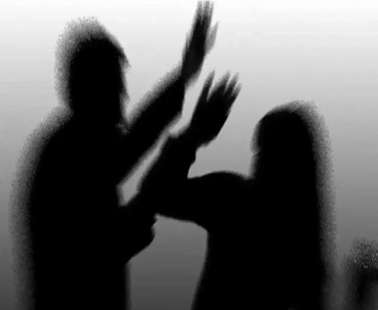 Μαθητής  πετροβόλισε και έβρισε καθηγήτρια την ώρα του μαθήματος