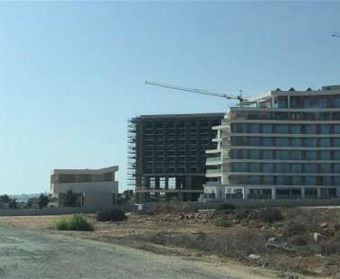 Αντί κατεδάφιση, επιμένει στη νομιμοποίηση