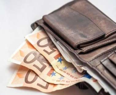 Νεαροί εντόπισαν πορτοφόλι με 1.150 ευρώ σε πάρκο και το παρέδωσαν στις Αρχές