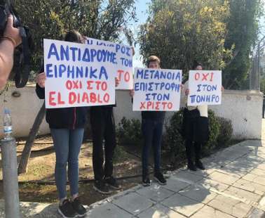 Εκδήλωση διαμαρτυρίας έξω από το ΡΙΚ για το τραγούδι  El Diablo" («Ο διάβολος»).