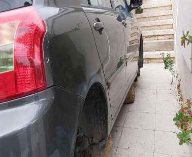 Κυριολεκτικά στους «τάκκους» άφησαν αυτοκίνητο